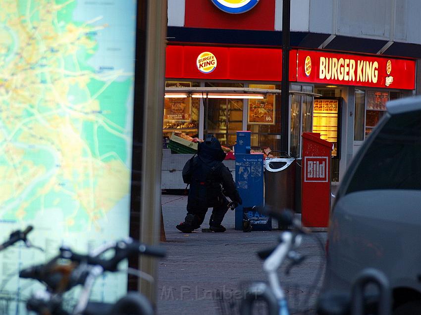 Herrenlose Einkaufstuete gesprengt Koeln Schildergasse P319.JPG